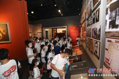 舞台艺术造型策划 三一“小候鸟”进工厂、玩挖机、学知识